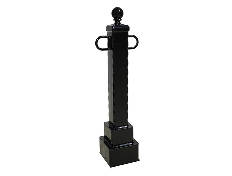 BELLEVUE BOLLARD WITH CHAIN LOOPS