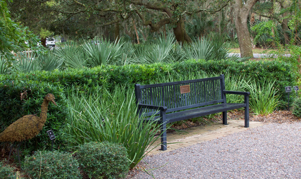 Keystone Ridge Reading Bench with Back at Kiaweh