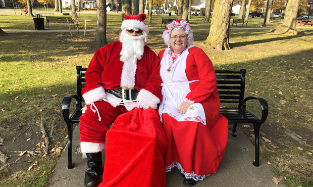 Picture of KRD Schenely Bench with Santa